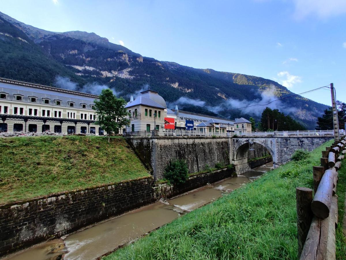 "Leo Pixel" Avairent Canfranc Estacion Daire Dış mekan fotoğraf